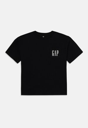 Schwarzes Baumwoll-T-Shirt mit kurzen Ärmeln, Rundhalsausschnitt und einer Fronttasche, die das weiße "GAP"-Logo auf einem kontrastierenden schwarzen Hintergrund zeigt.