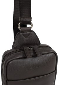 Borsa a spalla in pelle marrone con finitura testurizzata, doppia cerniera e tracolla regolabile con dettagli metallici. Design rettangolare compatto.