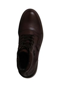 Botte de cheville en cuir marron avec un bout rond, un laçage à l'avant et une semelle texturée. Décorée de coutures et d'un col replié pour plus de détails.