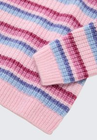 Pull en tricot avec des rayures horizontales en rose, lavande, bleu et violet, doté d'un poignet côtelé et d'un tissu doux et texturé.