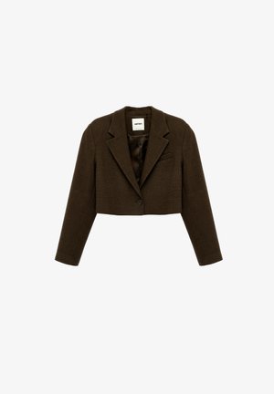 Blazer marron foncé coupé court avec manches longues, fermeture frontale à un bouton, revers crantés, et doublure intérieure en satin.