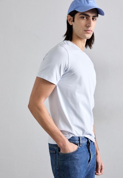 Filippa K STRETCH TEE - Pamata T-krekls - ice blue