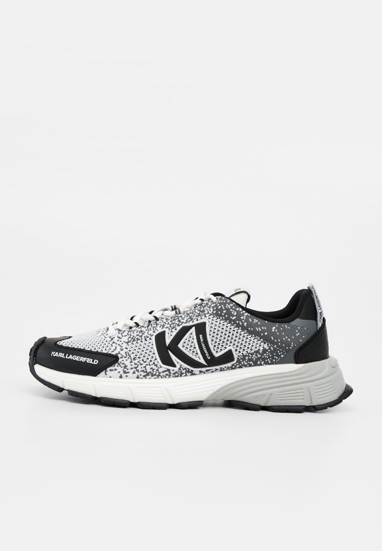 Zapatilla negra y blanca de Karl Lagerfeld con parte superior de punto, logo negro "KL" en el lateral, cordones blancos y suela blanca gruesa con dibujo negro.