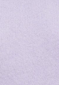 Hele lilla kootud kangas pehme ja karvane tekstuur ning peen soonikujundus.