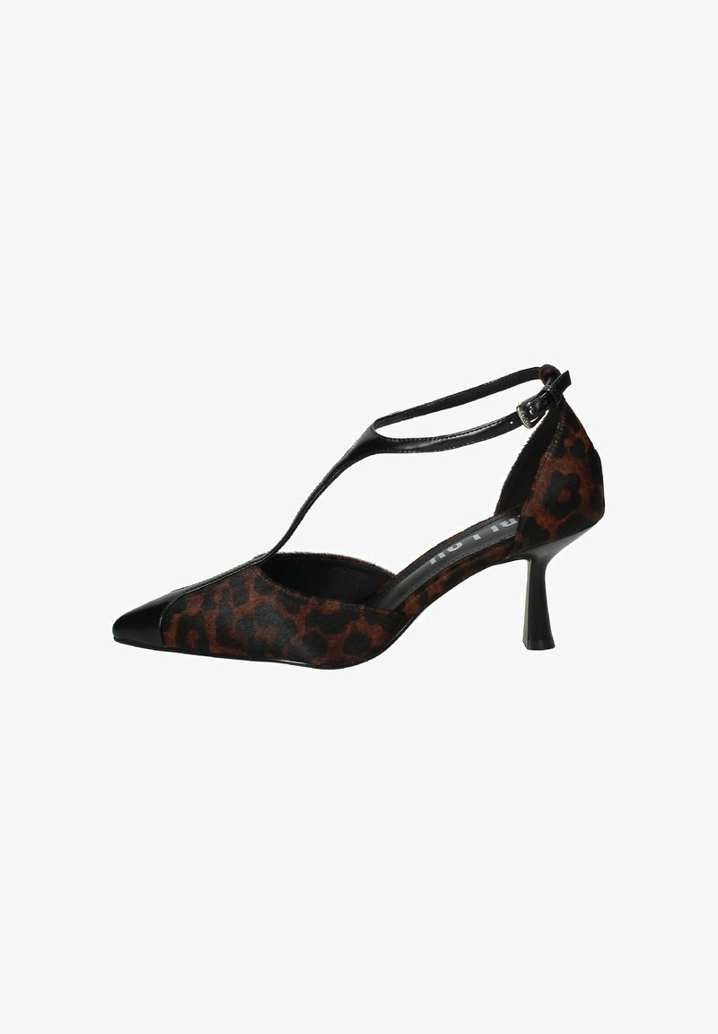 Scarpa con tacco alto in stampa leopardata, punta appuntita, dettagli in pelle Vernice nera e cinturino alla caviglia in un design elegante.