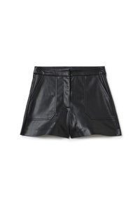 Pantaloni corti in pelle nera con una texture liscia, dotati di una chiusura con zip, due tasche laterali e cuciture angolari sul davanti.