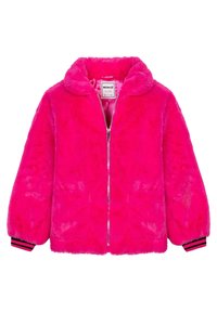 Giacca in pelliccia sintetica rosa brillante con zip frontale, colletto e polsini elastici a righe bianche e nere. Include due tasche anteriori.