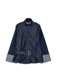 Tamsiai mėlynas džinsinis švarkas su aukštu kaklu, diržu juosmens srityje, didelėmis šoninėmis kišenėmis ir kontrastinėmis šviesiai mėlynomis rankovėmis su dryžuotu raštu.