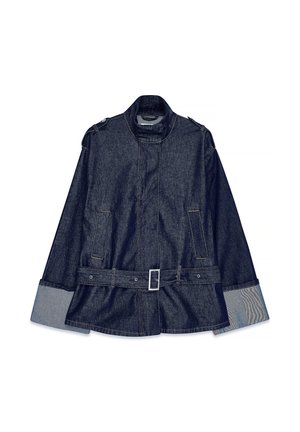 Denimová bunda v tmavomodrej farbe s vysokým golierom, opaskom v páse, veľkými bočnými vreckami a kontrastnými svetlomodrými manžetami s prúžkovaným vzorom.