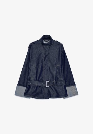 Denim jakna v temno modri barvi z visokim ovratnikom, pasom, velikima stranskima žepoma in kontrastnimi svetlo modrimi manšetami z črtastim vzorcem.