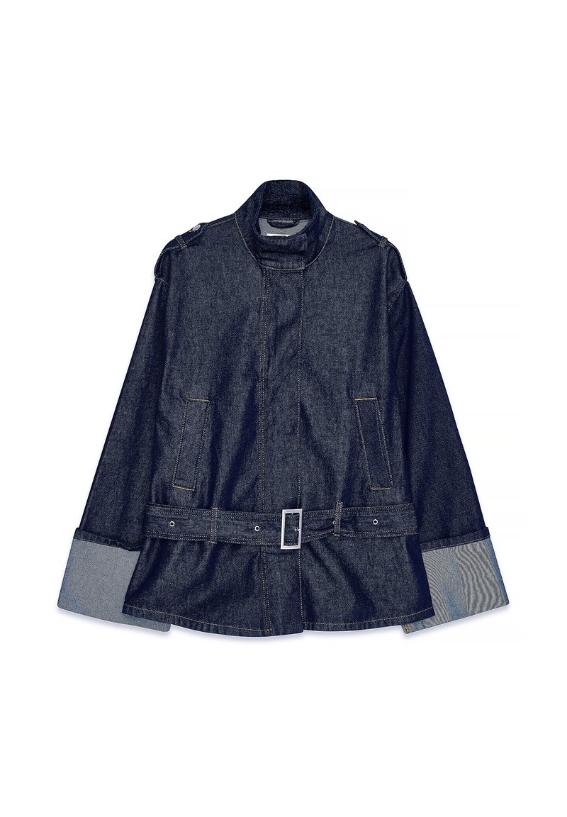 Tamsiai mėlynas džinsinis švarkas su aukštu kaklu, diržu juosmens srityje, didelėmis šoninėmis kišenėmis ir kontrastinėmis šviesiai mėlynomis rankovėmis su dryžuotu raštu.