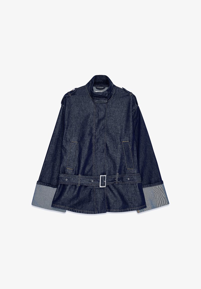 Tamsiai mėlynas džinsinis švarkas su aukštu kaklu, diržu juosmens srityje, didelėmis šoninėmis kišenėmis ir kontrastinėmis šviesiai mėlynomis rankovėmis su dryžuotu raštu.