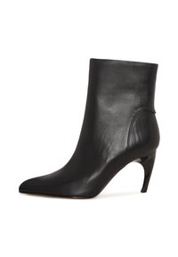 Stivaletto in pelle nera con punta affusolata, texture liscia e tacco alto e lucido. Design semplice con accenti minimi.