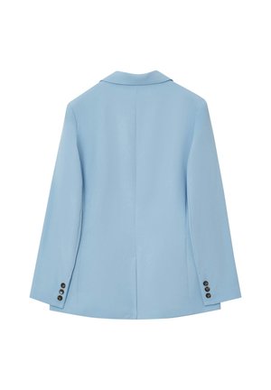 Blazer bleu clair avec un col cranté, une fente unique et des manches longues. Comprend quatre boutons noirs sur chaque poignet. Tissu à texture lisse.