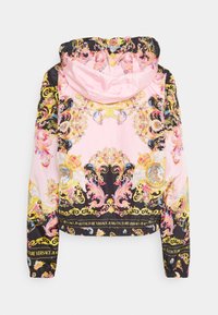 Różowa i czarna kurtka z kapturem z barokowym wzorem, z kwiatowymi i złotymi akcentami. Wykonana z gładkiego materiału z elastycznymi mankietami i hemem.