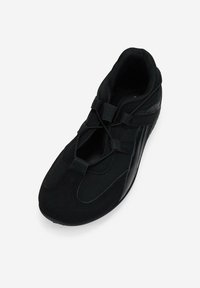 Zapatilla deportiva negra con un empeine suave y texturizado, sistema de lazado elástico y un diseño elegante y de perfil bajo. Material ligero y flexible.