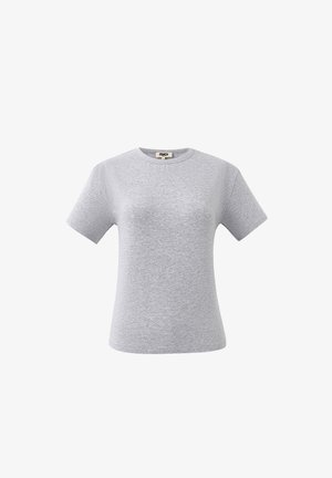 T-shirt gris à manches courtes en tissu doux. Présente un col rond classique et un design simple sans motifs ni embellissements.