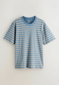 T-shirt bleu col rond à manches courtes, avec de fines rayures horizontales blanches et orange uniformément espacées.