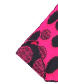 Sciarpa rosa brillante con motivo a scacchi nero e disegni circolari; texture morbida con bordi frangiati; tessuto di peso medio, vista angolata.