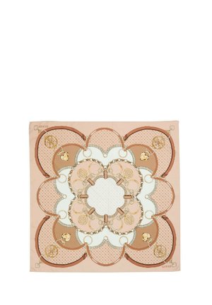 Sciarpa in seta con un design circolare in beige e crema, rifinita con accenti dorati, catene e un motivo di anelli intrecciati.