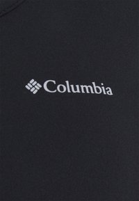 Svart kortärmad skjorta i mjukt tyg med en vit "Columbia"-logotyp på vänster sida, med rund halsringning.