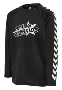 Zwarte lange mouw T-shirt met een ronde hals. Kenmerkt zich door een opvallende witte 'FLYING SUPERKIDS' graphic op de voorkant en chevronaccenten op de mouwen.