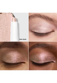 Een roze parel oogschaduwstick naast swatches op twee oogleden, die een glanzende, lichtroze tint toont met een gladde, romige textuur.