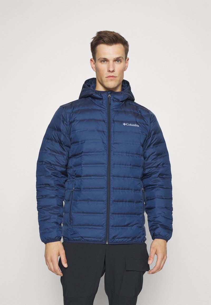 Giacca a vento navy con cappuccio, caratterizzata da pannelli trapuntati orizzontali, cerniera frontale e tasche laterali. Logo sulla parte superiore sinistra del petto.