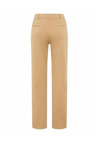 Pantalon beige à jambes droites avec passants pour ceinture et deux poches arrière passepoilées, vu de dos sur fond blanc.