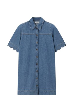 Robe en denim bleu à manches courtes avec col et bords de manches festonnés, fermeture boutonnée à l'avant et ourlet droit.