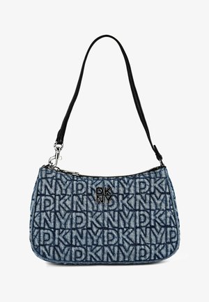Sac à bandoulière en denim avec motif répétitif du logo "DKNY", sangle noire, fermeture éclair argentée et emblème métallique "DKNY" au centre avant.