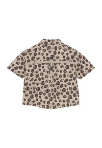 Kortärmad skjorta i beige med ett leopardmönster, som har krage, knappstängning och ett subtilt texturerat tyg.