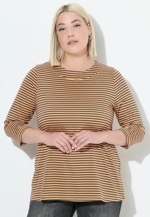 Top de punto a rayas en naranja y gris oscuro, con un escote redondo y mangas de tres cuartos, con un corte relajado y una tela texturizada.