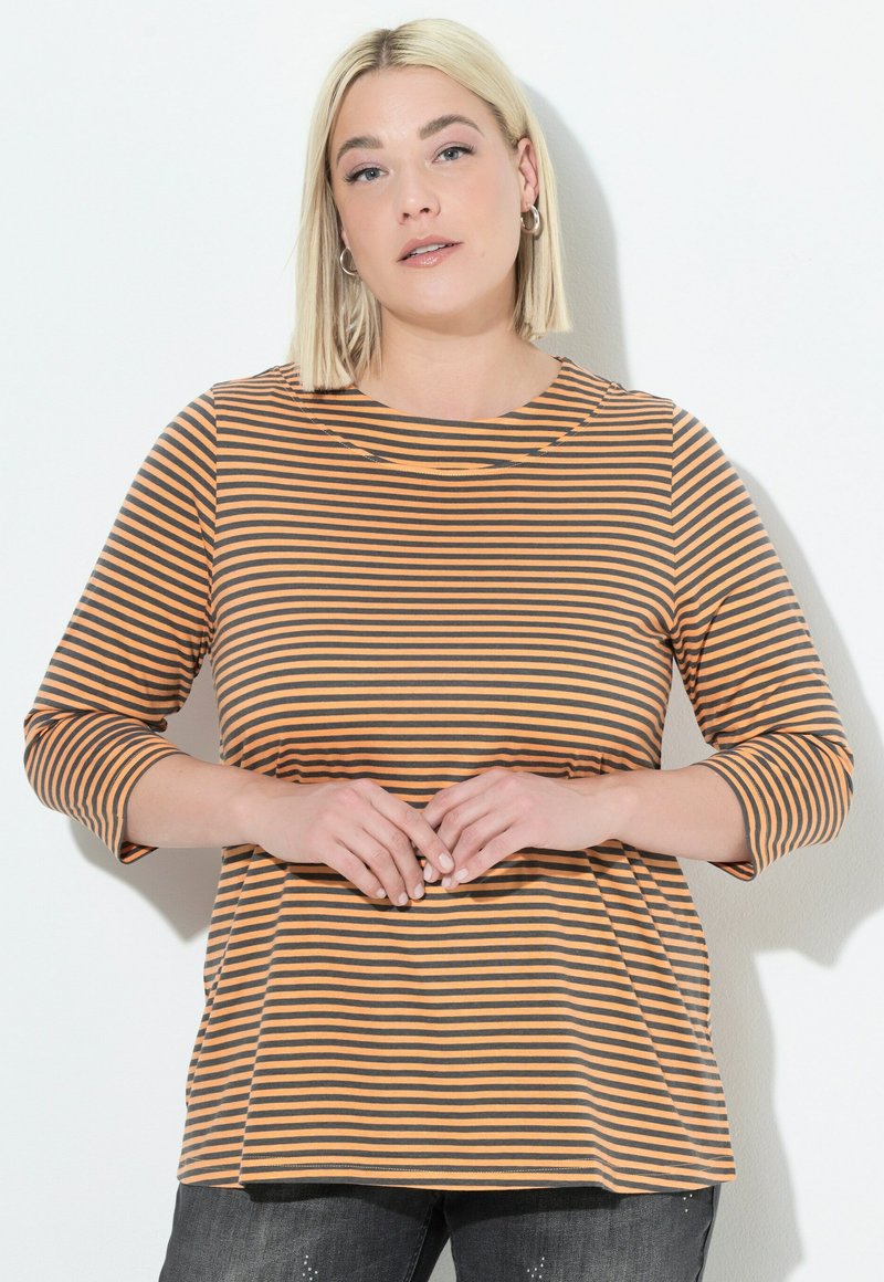 Gestreiftes Strickoberteil in Orange und Dunkelgrau, mit Rundhalsausschnitt und drei Viertelärmeln, entspannter Passform und strukturiertem Gewebe.