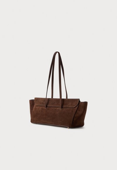 Τσάντα χειρός από σκουρό καφέ σουέντ σε ορθογώνιο σχήμα με μακριά λεπτά λουράκια ώμου και κλείσιμο με εμπρόσθιο καπάκι πάνω σε απλό ανοιχτό φόντο.