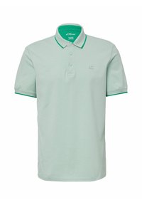 Hellgrünes Polohemd aus weichem Baumwollmaterial, mit einem schlichten Design, einer Knopfleiste mit zwei Knöpfen und kontrastierenden dunkelgrünen Akzenten entlang des Kragens und der Ärmel.
