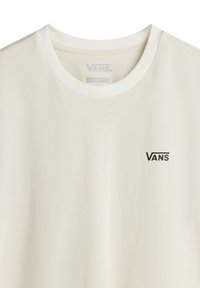 Camiseta de manga corta color crema con un cuello redondo blanco en contraste y un logo negro de Vans en el pecho. Material de algodón suave.