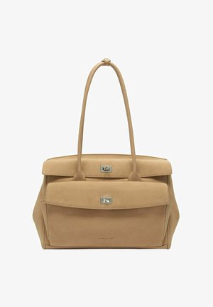 Bolso de mano de cuero nobuk color topo con cierres dobles de giro plateados y asas largas para llevar al hombro, de forma rectangular y con bolsillo frontal.