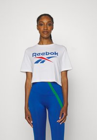 Reebok - IDENTITY BIG LOGO CROP TEE T-SHIRT - Apdrukāts T-krekls - white Miniatūras attēls 1