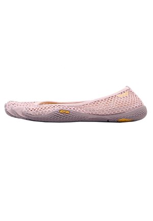 Chaussure slip-on Vibram rose clair avec dessus en mesh respirant et semelle en caoutchouc texturée, conçue pour une sensation minimaliste pieds nus.