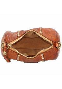 Borsa a mano in pelle marrone con chiusura a zip, borchie tono oro e interno foderato in tessuto chiaro. Forma rotonda e texture morbida.