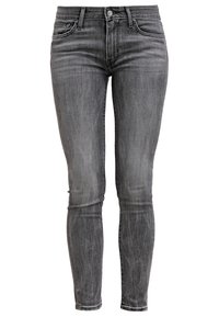 Jeans skinny de denim gris con cinco bolsillos, cierre de botón en la parte frontal, ligero desgaste y una textura suave y lisa.