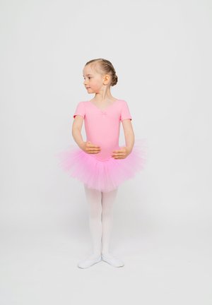 Helles pinkes Balletttrikot mit kurzen Ärmeln, kombiniert mit einem fluffigen rosa Tüllrock und weißen Strumpfhosen. Weiße Ballettschuhe runden das Outfit ab.