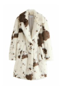 Hnědý a krémový plášť z umělé kožešiny s klopovým límcem, zdobený tečkovaným vzorem a dlouhými rukávy. Měkká textura, střední délka.