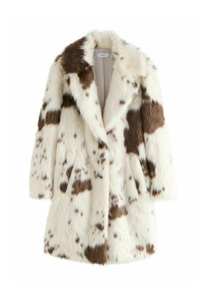 Hnědý a krémový plášť z umělé kožešiny s klopovým límcem, zdobený tečkovaným vzorem a dlouhými rukávy. Měkká textura, střední délka.