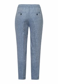 Světle modré kalhoty v rybí kostce, se slim fit střihem, dvěma zadními kapsami se zapínáním na knoflíky a plochým pasem.