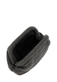 Fekete és ezüst gyöngyös clutch táska, kerek forma, textúrált felület, csavaros záródással és fekete szövet béléssel.