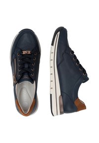 Paire de baskets bleu marine décontractées avec lacets à l'avant, fermeture éclair latérale, semelles blanches et accents marron au talon, vues de dessus et de côté.