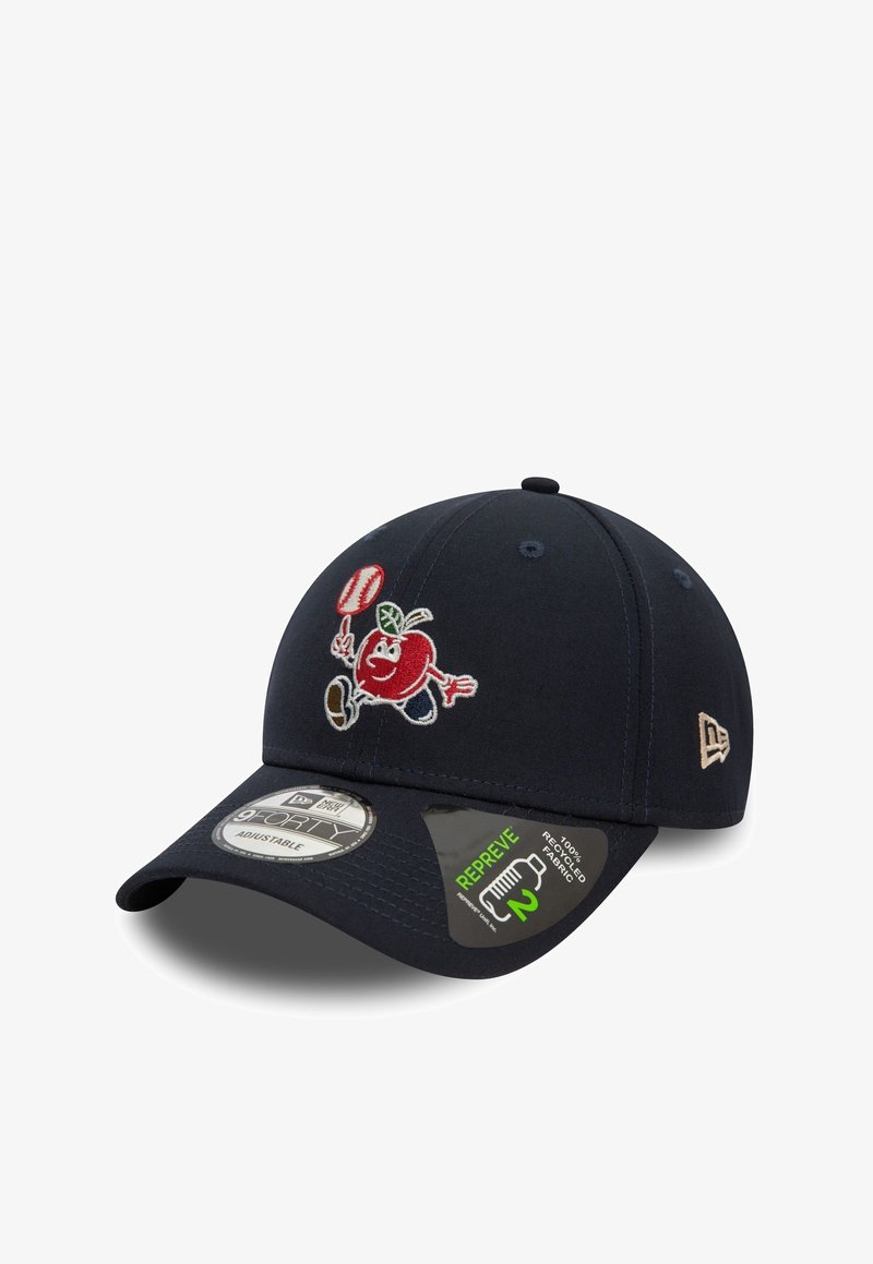 Casquette de baseball noire ajustable avec un personnage de pomme rouge souriante tenant une balle de baseball à l'avant et des étiquettes en tissu sur la visière.