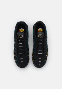 Nike Sportswear AIR MAX PLUS - Sapatilhas - black/white/university gold
